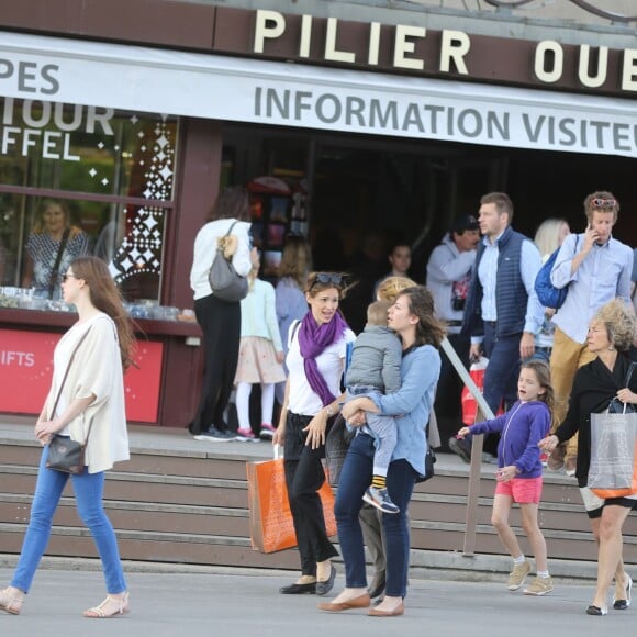 Jennifer Garner et ses enfants Violet, Seraphina et Samuel ont visité le musée du Louvre et la Tour Eiffel à Paris le 8 mai 2016.