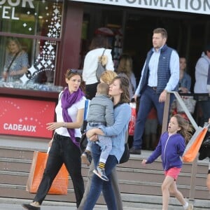 Jennifer Garner et ses enfants Violet, Seraphina et Samuel ont visité le musée du Louvre et la Tour Eiffel à Paris le 8 mai 2016.