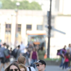 Jennifer Garner et ses enfants Violet, Seraphina et Samuel ont visité le musée du Louvre et la Tour Eiffel à Paris le 8 mai 2016.