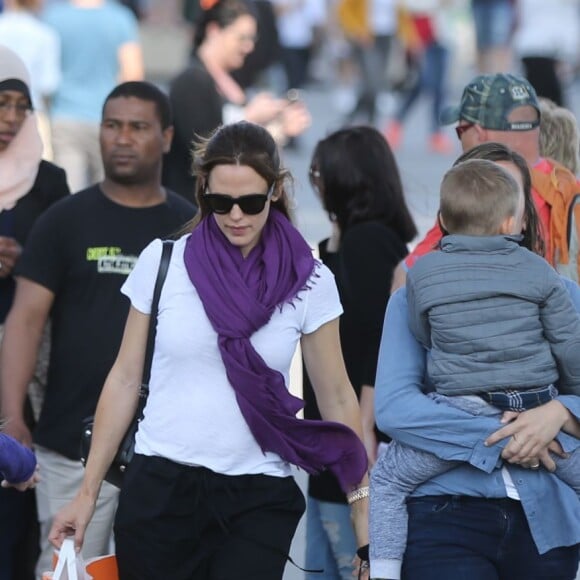 Jennifer Garner et ses enfants Violet, Seraphina et Samuel ont visité le musée du Louvre et la Tour Eiffel à Paris le 8 mai 2016.