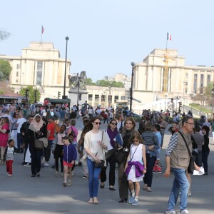 Jennifer Garner et ses enfants Violet, Seraphina et Samuel ont visité le musée du Louvre et la Tour Eiffel à Paris le 8 mai 2016.