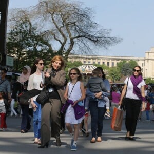 Jennifer Garner et ses enfants Violet, Seraphina et Samuel ont visité le musée du Louvre et la Tour Eiffel à Paris le 8 mai 2016.