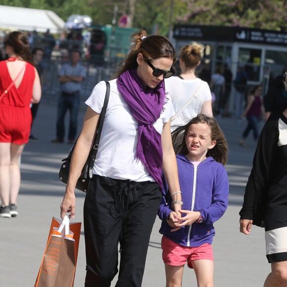 Jennifer Garner et ses enfants Violet, Seraphina et Samuel ont visité le musée du Louvre et la Tour Eiffel à Paris le 8 mai 2016.