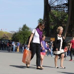 Jennifer Garner et ses enfants Violet, Seraphina et Samuel ont visité le musée du Louvre et la Tour Eiffel à Paris le 8 mai 2016.