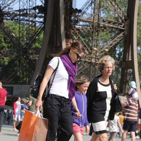 Jennifer Garner et ses enfants Violet, Seraphina et Samuel ont visité le musée du Louvre et la Tour Eiffel à Paris le 8 mai 2016.