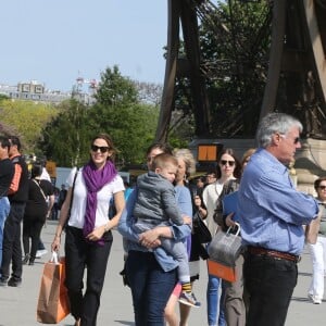 Jennifer Garner et ses enfants Violet, Seraphina et Samuel ont visité le musée du Louvre et la Tour Eiffel à Paris le 8 mai 2016.