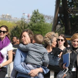 Jennifer Garner et ses enfants Violet, Seraphina et Samuel ont visité le musée du Louvre et la Tour Eiffel à Paris le 8 mai 2016.