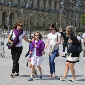 Jennifer Garner et ses enfants Violet, Seraphina et Samuel ont visité le musée du Louvre et la Tour Eiffel à Paris le 8 mai 2016.