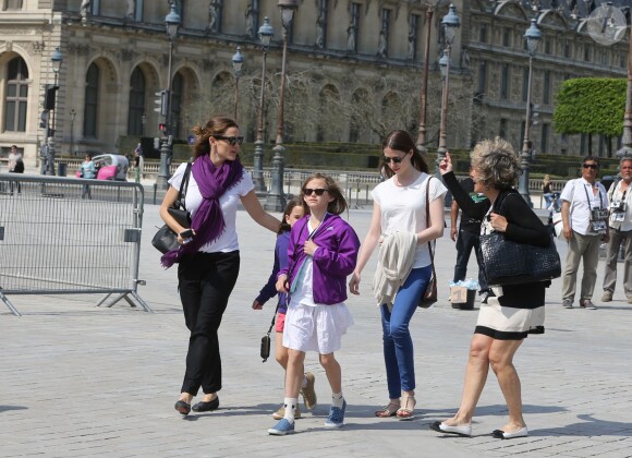 Jennifer Garner et ses enfants Violet, Seraphina et Samuel ont visité le musée du Louvre et la Tour Eiffel à Paris le 8 mai 2016.