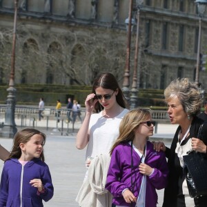 Jennifer Garner et ses enfants Violet, Seraphina et Samuel ont visité le musée du Louvre et la Tour Eiffel à Paris le 8 mai 2016.