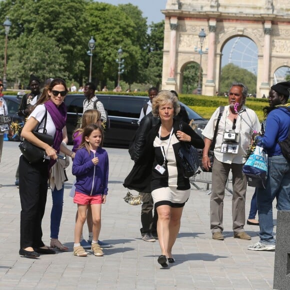 Jennifer Garner et ses enfants Violet, Seraphina et Samuel ont visité le musée du Louvre et la Tour Eiffel à Paris le 8 mai 2016.