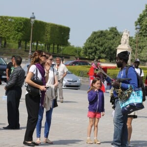 Jennifer Garner et ses enfants Violet, Seraphina et Samuel ont visité le musée du Louvre et la Tour Eiffel à Paris le 8 mai 2016.