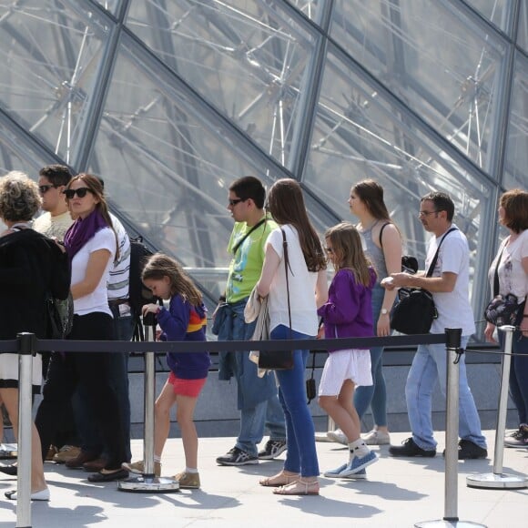 Jennifer Garner et ses enfants Violet, Seraphina et Samuel ont visité le musée du Louvre et la Tour Eiffel à Paris le 8 mai 2016.