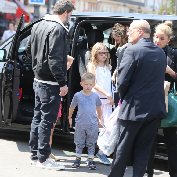 Jennifer Garner, Ben Affleck et leurs enfants Violet, Seraphina et Samuel prennent le train à la gare du Nord à Paris pour Londres le 8 mai 2016.
