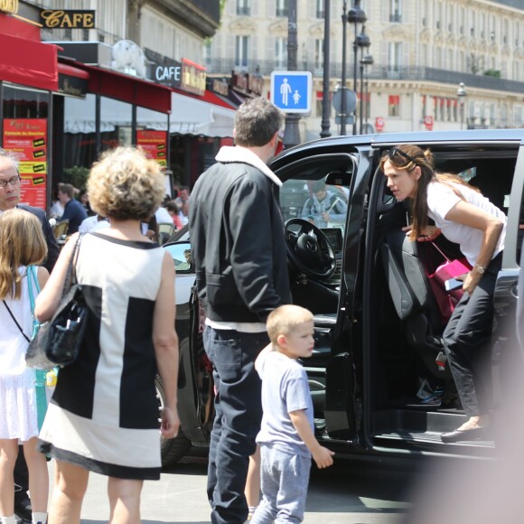 Jennifer Garner, Ben Affleck et leurs enfants Violet, Seraphina et Samuel prennent le train à la gare du Nord à Paris pour Londres le 8 mai 2016.