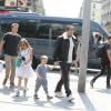 Jennifer Garner, Ben Affleck et leurs enfants Violet, Seraphina et Samuel prennent le train à la gare du Nord à Paris pour Londres le 8 mai 2016.