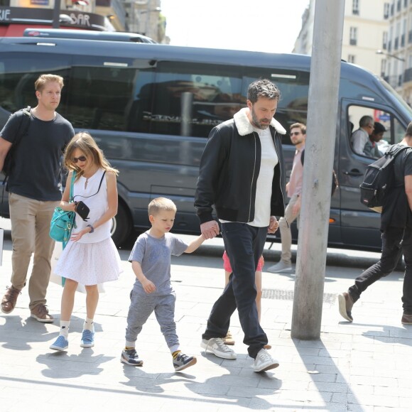 Jennifer Garner, Ben Affleck et leurs enfants Violet, Seraphina et Samuel prennent le train à la gare du Nord à Paris pour Londres le 8 mai 2016.