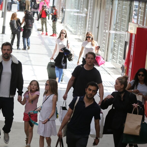 Jennifer Garner, Ben Affleck et leurs enfants Violet, Seraphina et Samuel prennent le train à la gare du Nord à Paris pour Londres le 8 mai 2016.