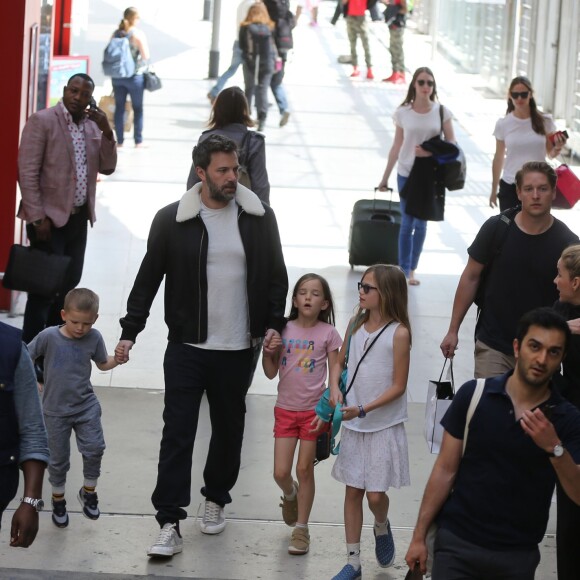Jennifer Garner, Ben Affleck et leurs enfants Violet, Seraphina et Samuel prennent le train à la gare du Nord à Paris pour Londres le 8 mai 2016.
