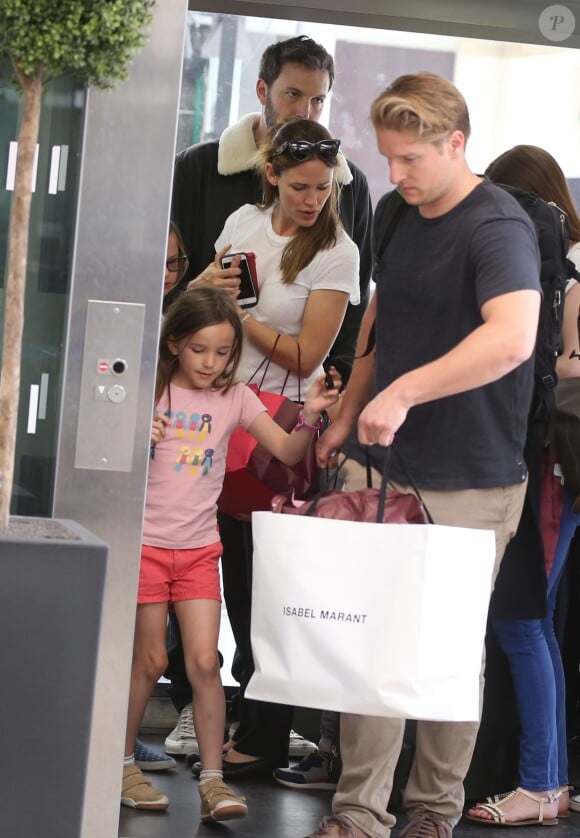 Jennifer Garner, Ben Affleck et leurs enfants Violet, Seraphina et Samuel à la gare du Nord à Paris pour Londres le 8 mai 2016.