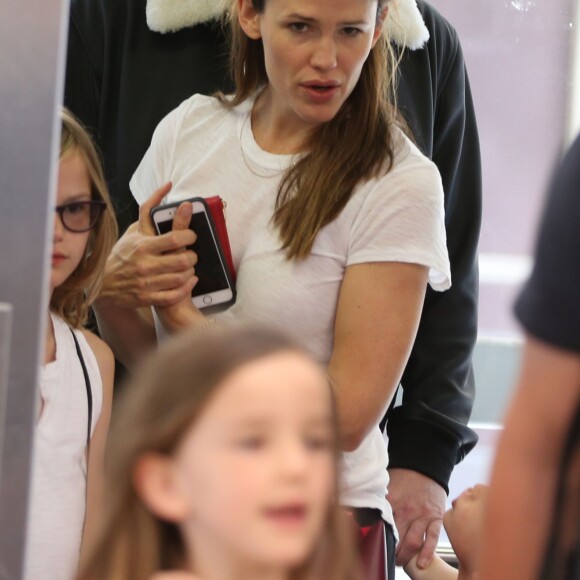 Jennifer Garner, Ben Affleck et leurs enfants Violet, Seraphina et Samuel prennent le train à la gare du Nord à Paris pour Londres le 8 mai 2016.