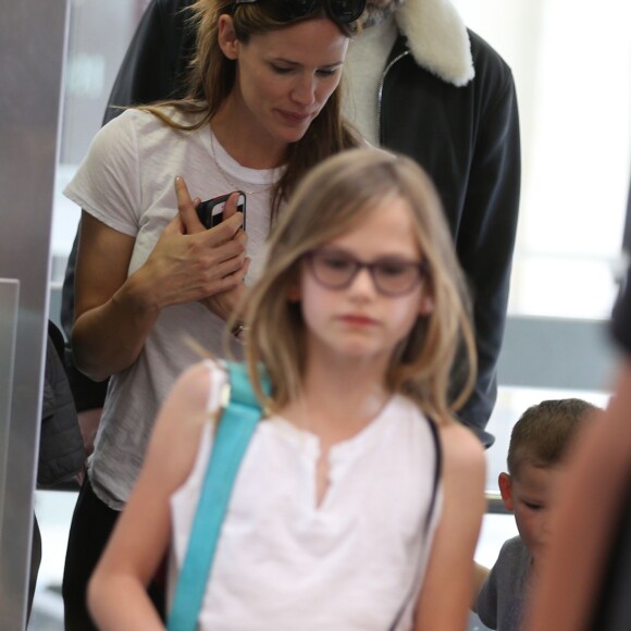 Jennifer Garner, Ben Affleck et leurs enfants Violet, Seraphina et Samuel prennent le train à la gare du Nord à Paris pour Londres le 8 mai 2016.