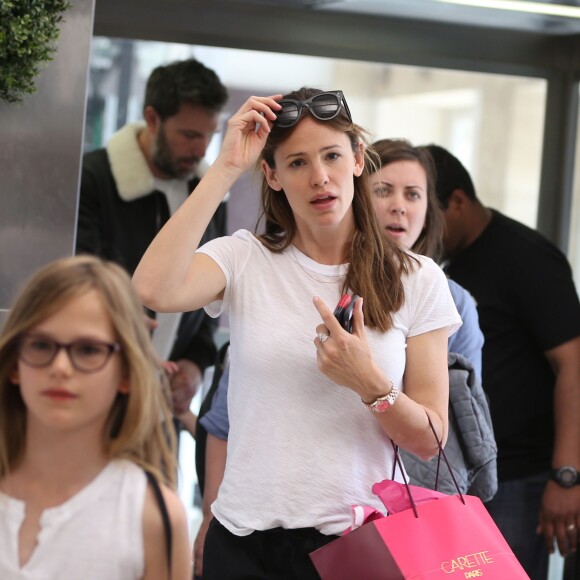 Jennifer Garner, Ben Affleck et leurs enfants Violet, Seraphina et Samuel prennent le train à la gare du Nord à Paris pour Londres le 8 mai 2016.