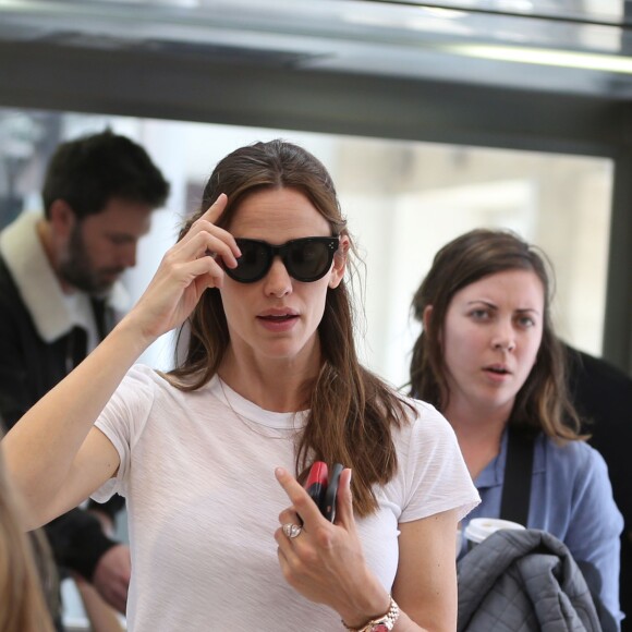 Jennifer Garner, Ben Affleck et leurs enfants Violet, Seraphina et Samuel prennent le train à la gare du Nord à Paris pour Londres le 8 mai 2016.