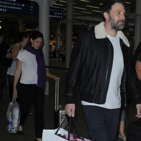 Jennifer Garner, Ben Affleck et leurs enfants Violet, Seraphina et Samuel arrivent avec le sourire à la gare de Saint-Pancras à Londres le 8 mai 2016.
