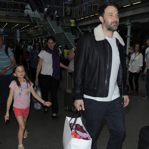 Jennifer Garner, Ben Affleck et leurs enfants Violet, Seraphina et Samuel arrivent à la gare de Saint-Pancras à Londres le 8 mai 2016.