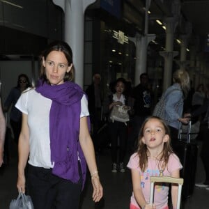 Jennifer Garner, Ben Affleck et leurs enfants Violet, Seraphina et Samuel arrivent à la gare de Saint-Pancras à Londres le 8 mai 2016.