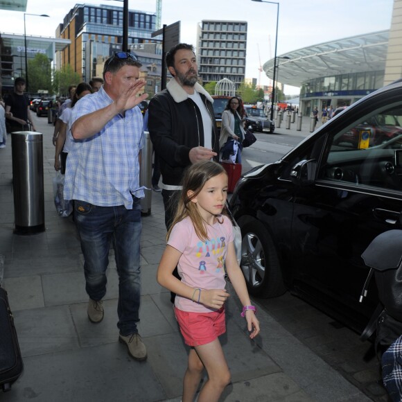 Jennifer Garner, Ben Affleck et leurs enfants Violet, Seraphina et Samuel arrivent à la gare de Saint-Pancras à Londres le 8 mai 2016.