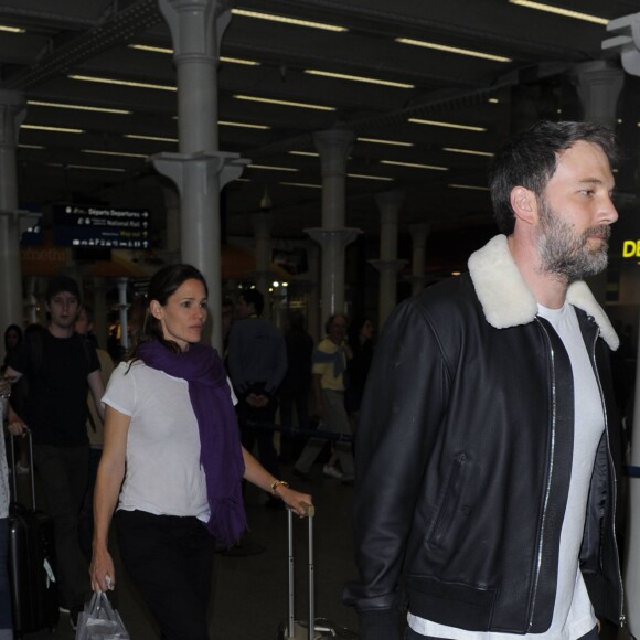 Jennifer Garner, Ben Affleck et leurs enfants Violet, Seraphina et Samuel arrivent à la gare de Saint-Pancras à Londres le 8 mai 2016.