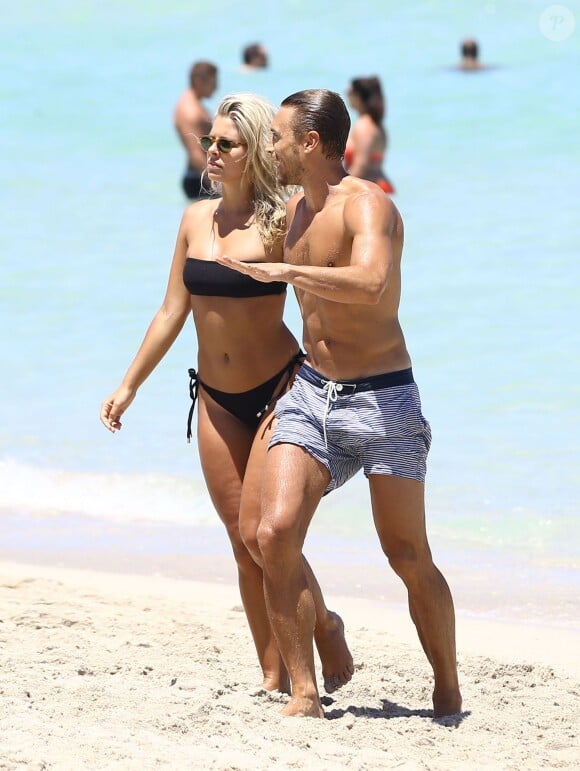 Natasha Oakley et son petit ami Gilles Souteyrand profitent d'un après-midi ensoleillé à Miami Beach, le 7 mai 2016.