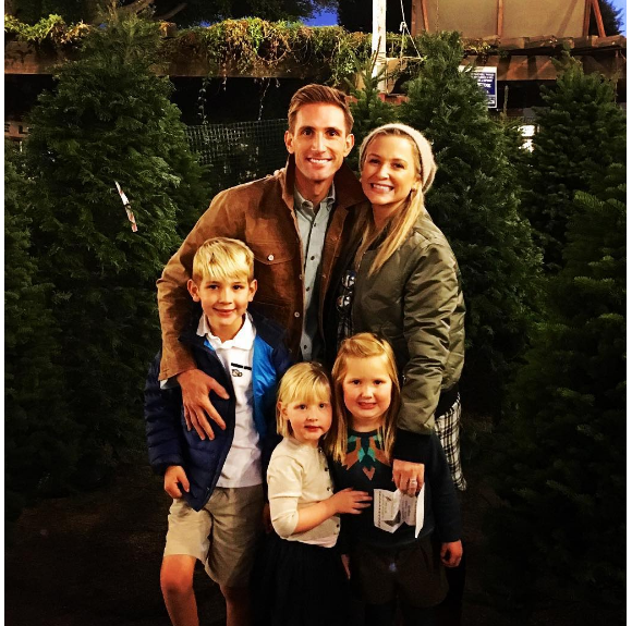 Jessica Capshaw annonce sa quatrième grossesse en publiant une adorable photo de famille sur sa page Instagram, au mois de décembre 2015.