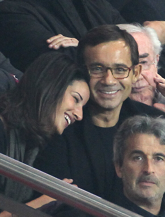 L'animateur Jean-Luc Delarue et sa compagne Anissa. People au match de foot PSG-Nice au Parc des princes à Paris. En 2011.