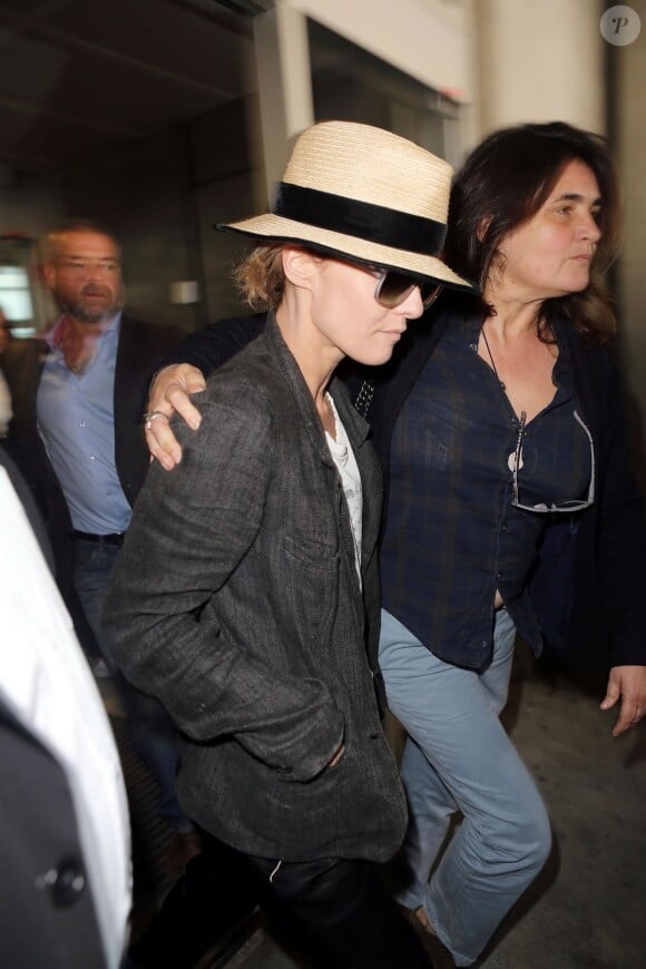 Vanessa Paradis arrive à l'aéroport de Nice coiffée d'un chapeau panama le 10 mai 2016.  May 10, 2016 - Nice, FRANCE - Vanessa Paradis arriving at Nice airport10/05/2016 - Nice
