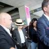 Vanessa Paradis arrive à l'aéroport de Nice coiffée d'un chapeau panama le 10 mai 2016.