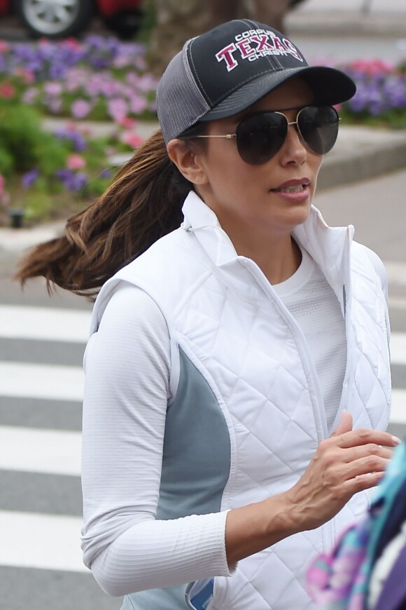 Exclusif - Eva Longoria fait son jogging dans les rues de Cannes le 10 mai 2016.