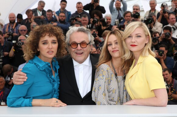 Valeria Golino, George Miller, président du jury, Vanessa Paradis et Kirsten Dunst - Photocall des membres du jury de la Compétition officielle de la 69e édition du Festival de Cannes le 11 mai 2016