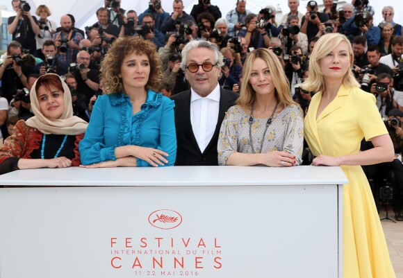 Katayoon Shahabi, Valeria Golino, George Miller, président du jury, Vanessa Paradis et Kirsten Dunst - Photocall des membres du jury de la Compétition officielle de la 69e édition du Festival de Cannes le 11 mai 2016