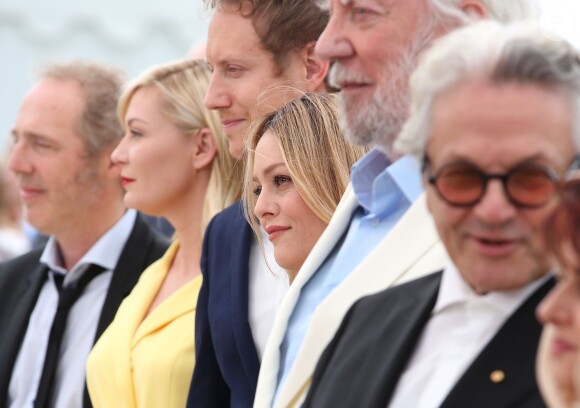 László Nemes et Vanessa Paradis - Photocall des membres du jury de la Compétition officielle de la 69e édition du Festival de Cannes le 11 mai 2016