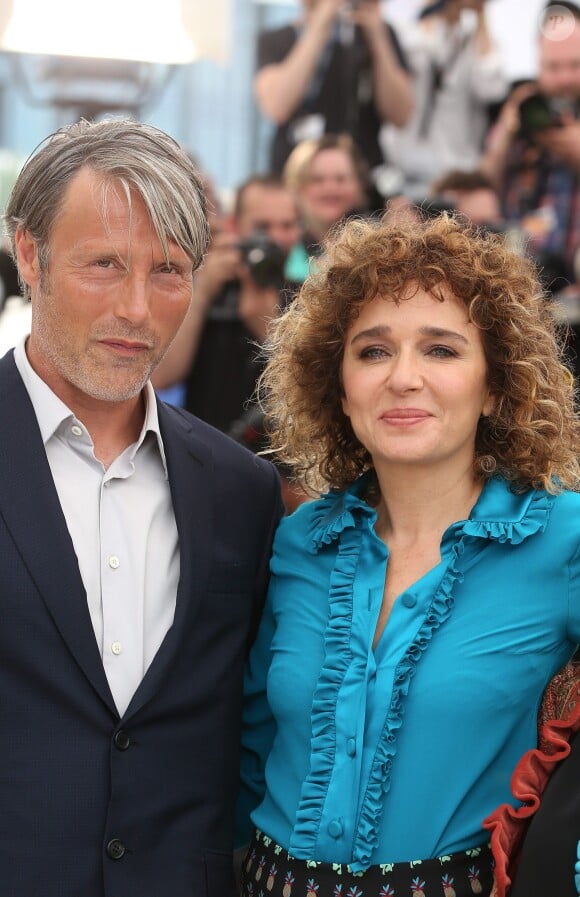 Mads Mikkelsen et Valeria Golino - Photocall des membres du jury de la Compétition officielle de la 69e édition du Festival de Cannes le 11 mai 2016