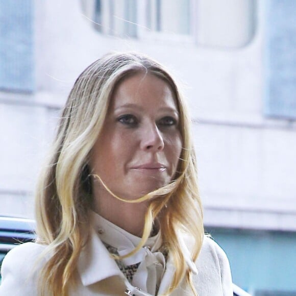 Gwyneth Paltrow quitte les studios CBS après un passage pour la promotion de son livre "It's All Easy" à New York le 13 avril 2016.