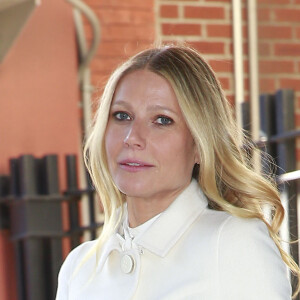 Gwyneth Paltrow quitte les studios CBS après un passage pour la promotion de son livre "It's All Easy" à New York le 13 avril 2016.