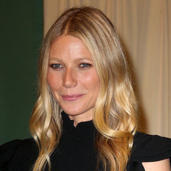 Gwyneth Paltrow dédicace son livre "Its All Easy" à la librairie "Barnes & Noble" à New York, le 12 avril 2016.