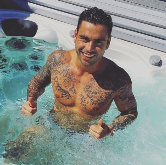 Ricardo des "Anges 8" torse nu sur Instagram