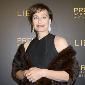 Kristin Scott Thomas à la soirée Lierac dans les salons de l'hôtel Peninsula à Paris le 1er octobre 2015