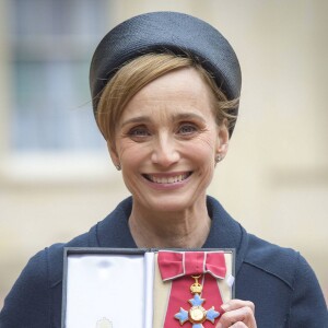 Kristin Scott Thomas anoblie par la reine Elizabeth à Londres le 19 mars 2015