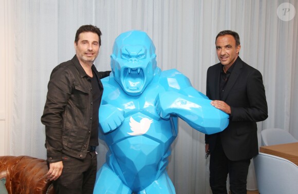Exclusif - Prix spécial - Richard Orlinski et Nikos Aliagas - Présentation du "Wild Kong" de Richard Orlinski dans la Blue Room des nouveaux locaux de Twitter France à Paris le 11 mai 2016. La nouvelle BlueRoom de Twitter France permet aux personnalités publiques (artistes, sportifs, comédiens...) d'avoir des échanges privilégiés directement avec leur communauté sur Twitter. Pour cette nouvelle BlueRoom, l'équipe de Twitter France a eu l’honneur de collaborer avec l'artiste français Richard Orlinski, qui a créé un Wild Kong, sa pièce iconique, aux couleurs de Twitter. Richard Orlinski, artiste actif sur Twitter, s'inscrit dans une démarche pour rendre l'art accessible au plus grand nombre. © Denis Guignebourg/Bestimage